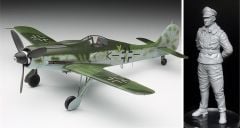 Hasegawa 08251 1/32 Ölçek Focke-Wulf FW190D-9 Barkhorn ve Figürü Savaş Uçağı (Limited Edition) Plastik Model Kiti